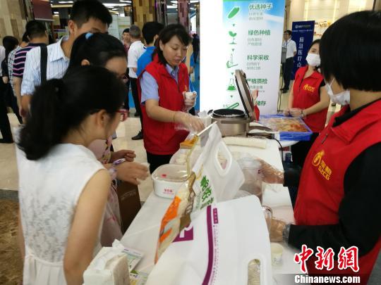 深圳市民在活动现场品尝大米饭 郑小红 摄