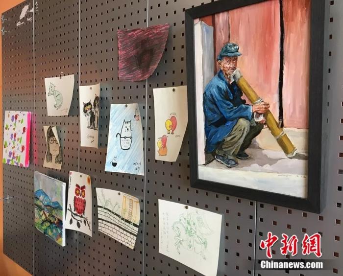 咖啡店内的照片墙。王誉谕摄