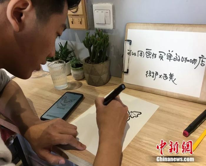 学生在现场画画。王誉谕摄