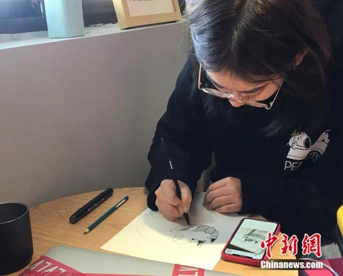 学生在现场画画。王誉谕摄
