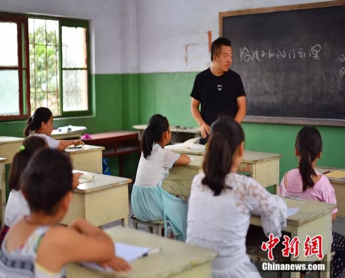 坚春天给孩子们上诗歌课。受访者供图