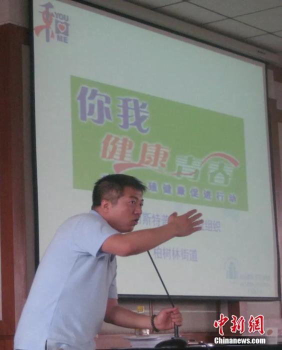 2008年，坚春天在给中学生进行性教育课程。受访者供图