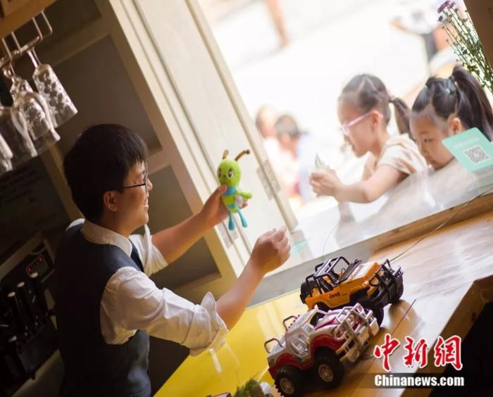 孩子们用旧玩具交换冰淇淋。受访者供图