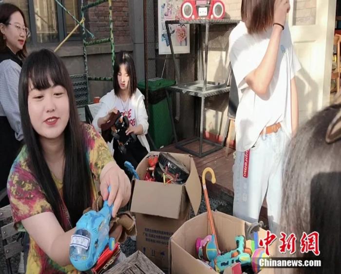 志愿者清洁玩具。受访者供图