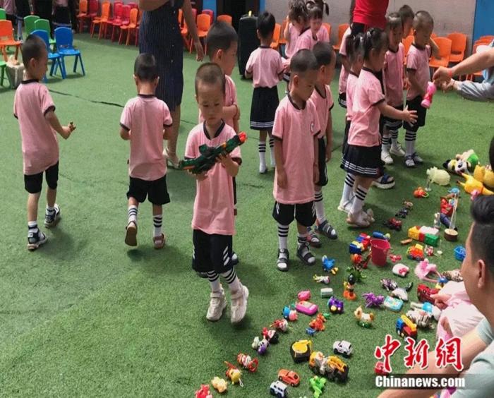 孩子们领玩具。受访者供图