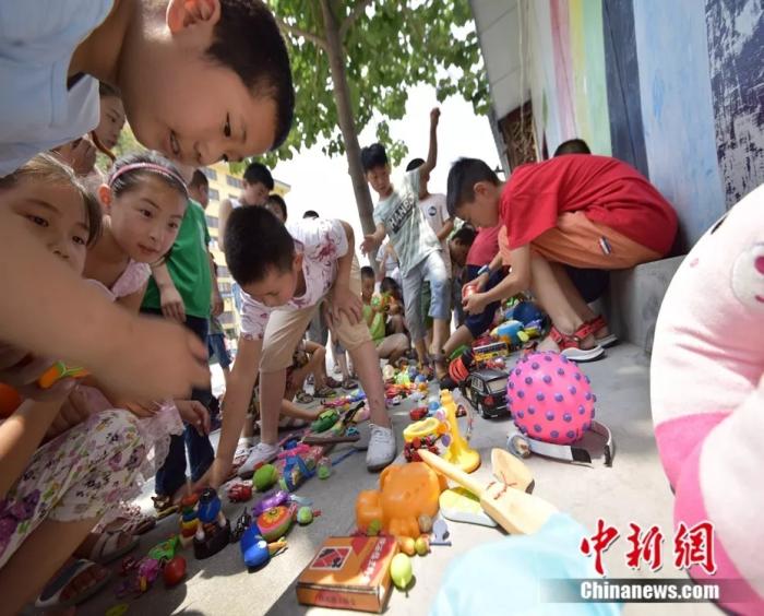 孩子们领玩具。受访者供图