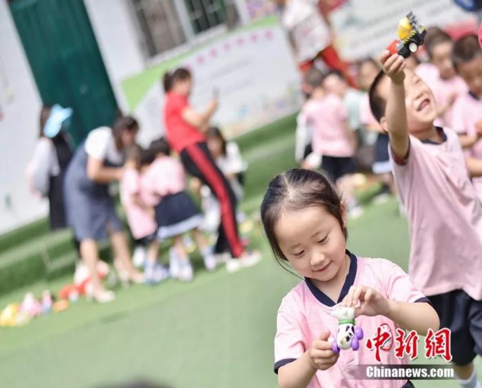 孩子们领玩具。受访者供图