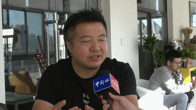 坚春天接受采访。梅镱泷摄