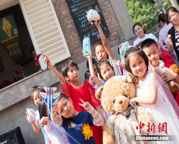 孩子们拿旧玩具换冰淇淋。受访者供图
