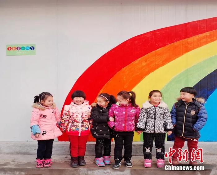 孩子们在彩虹爱心浴室前。受访者供图